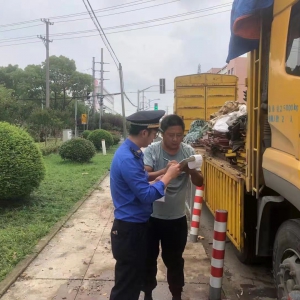 卡車賣了沒地放？小路堆物也不行！ ——松江區(qū)城管經(jīng)開區(qū)中隊及時清除占道堆物