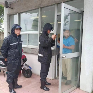 疾風驟雨中總有那一抹城管藍——松江區城管經開區中隊抗擊臺風“煙花”紀實