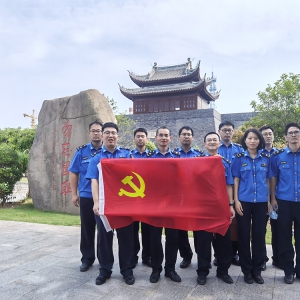 松江區(qū)九亭鎮(zhèn)城管開展“銘記歷史，緬懷先烈，珍愛和平，開創(chuàng)未來”主題黨日活動