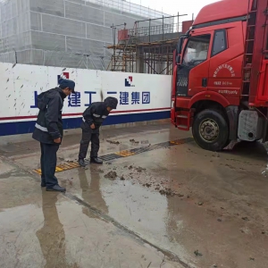 松江區經開區城管深入工地治理揚塵，保障進博空氣質量