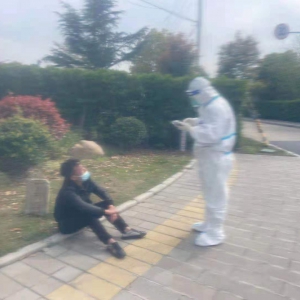 核酸送樣不走樣，醫廢收集很疾速 ——松江區經開區城管中隊全力做好新冠核酸篩查保障工作