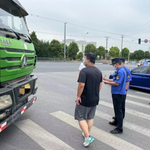 松江區佘山鎮城管開展渣土車違規運輸聯合整治