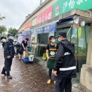 上下齊心戰臺風，眾志成城排隱患