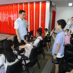 湖北省作家協(xié)會(huì)組織作家進(jìn)社區(qū)企業(yè)開展“文潤(rùn)童心 ?共同締造”活動(dòng)