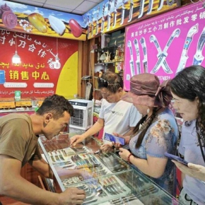 【沿著河湖看新疆】“達瓦孜、土陶、小刀、模戳印花” 這些年輕人傳承著家鄉的非遺文化